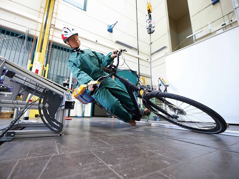 Dummy auf Fahrrad im kontrollierten Fall