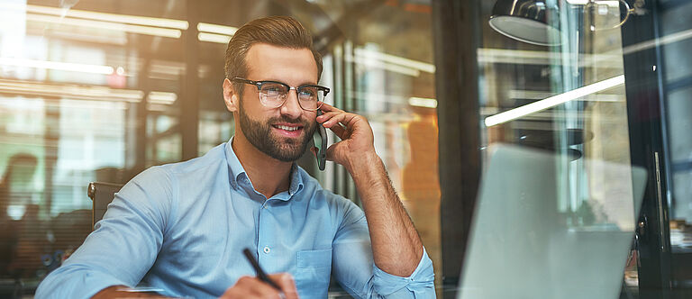 Jungunternehmer telefoniert im Büro