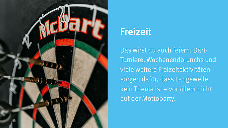 Nahaufnahme einer Dartscheibe, in der drei Pfeile stecken 