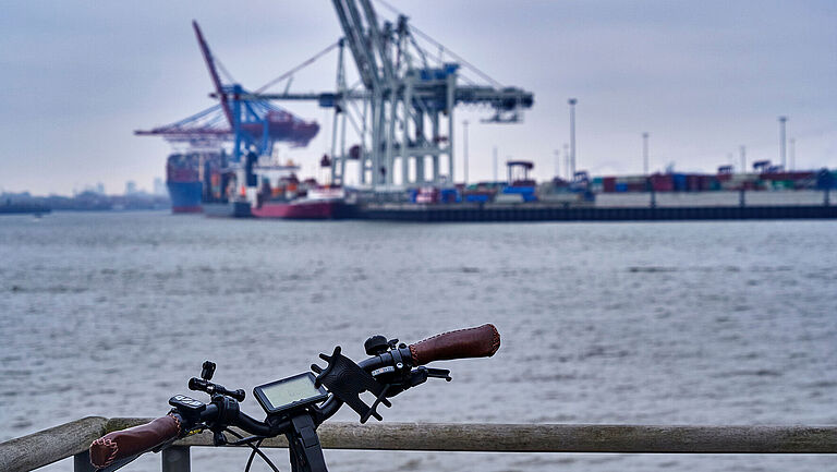 Fahrrad lehnt am Hafen-Geländer