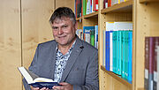 Ein Kollege der Regionaldirektion Ost in Gera in der Bibliothek
