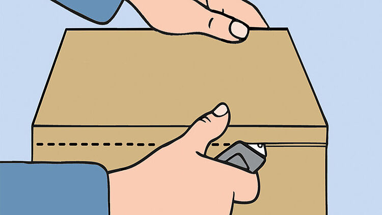 Rechte Hand schneidet einen Karton auf, linke Hand hält die gegenüberliegende Seite.