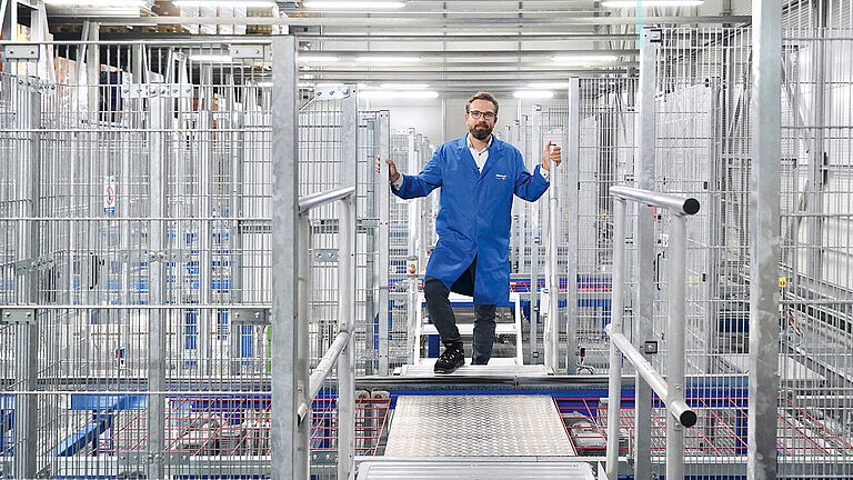 Sebastian Kruse, Leiter Supply Chain Management, im VitaCube, dem Hochregallager von Vitakraft Sebastian Kruse, Leiter Supply Chain Management, im VitaCube, dem Hochregallager von Vitakraft