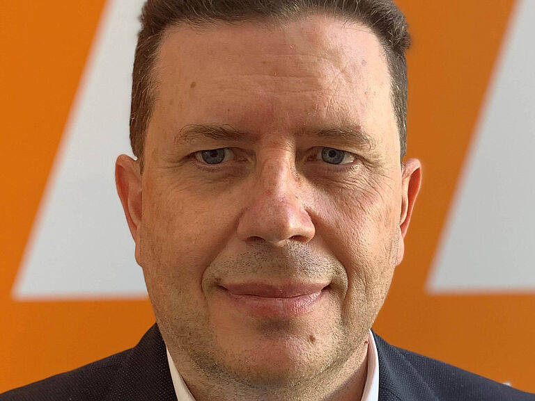 Das Bild zeigt ein Porträt von Ergin Sakarya von TE Connectivity, Teilnehmer der Gesprächsrunde zum Arbeitsschutz für Azubis.