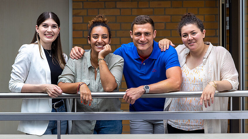 Ein vierköpfiges Team der Regionaldirektion in München schaut in die Kamera