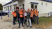 Urkundenübergabe in Mittenwalde: Roland Boettcher (Depotleiter) und Michael Konrad (HSE Auditor) mit Team