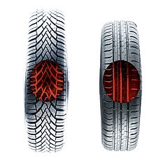 Zwei Reifen, bei denen das Profil rot markiert ist: links ein Winterreifen mit feinen Profileinschnitten, den Lamellen, rechts ein Sommerreifen mit gröberem Profil.