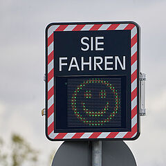 Ein digitales Geschwindigkeitsdisplay zeigt ein positiv Smiley