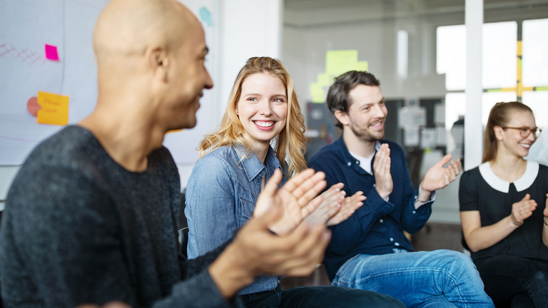 Das Thema Arbeitsschutz sollte regelmäßig mit dem Team besprochen werden.