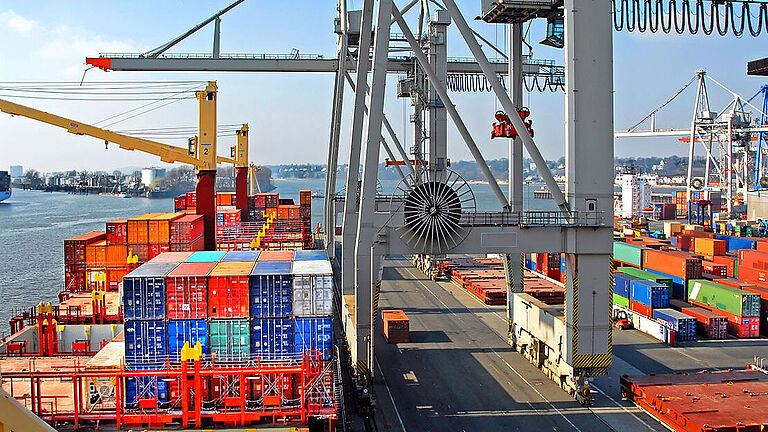 Ein Containerschiff wird im Hamburger Hafen beladen