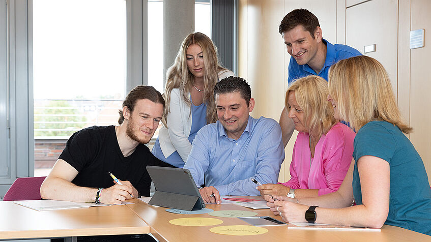 Ein Team der Regionaldirektion in Bremen im Sitzungsraum