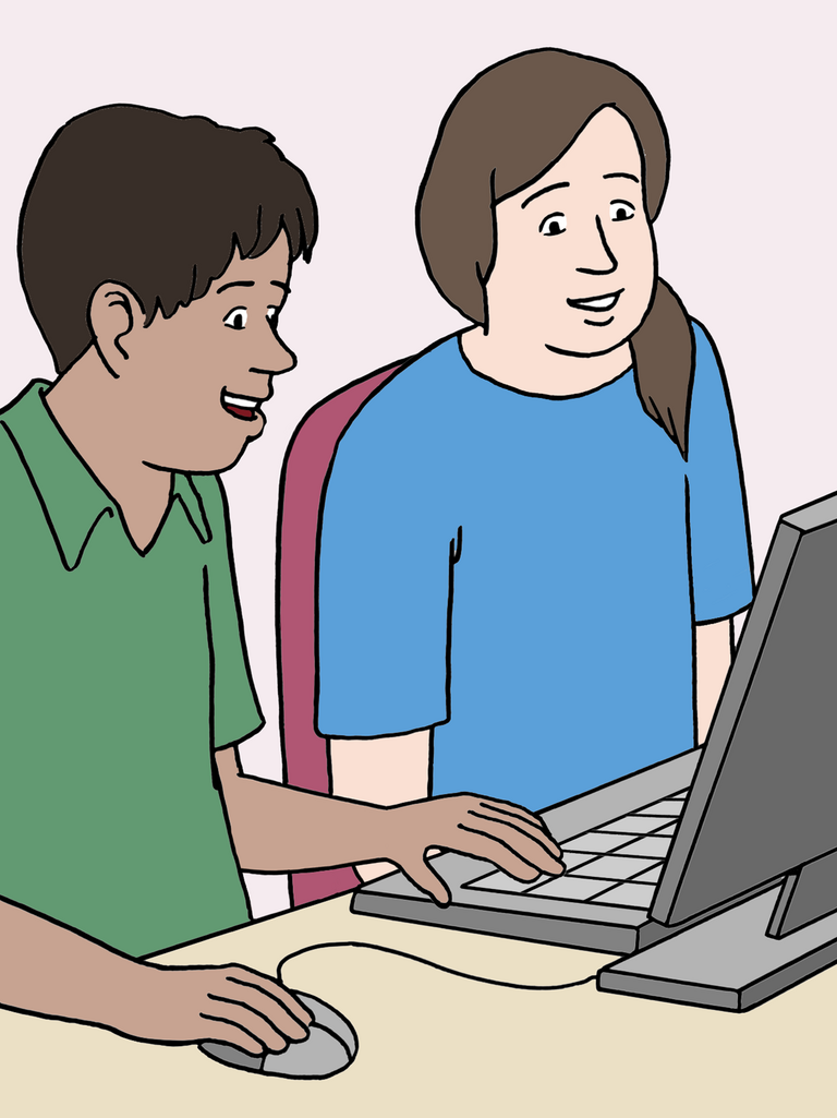 Zwei Personen sitzen vor dem Laptop