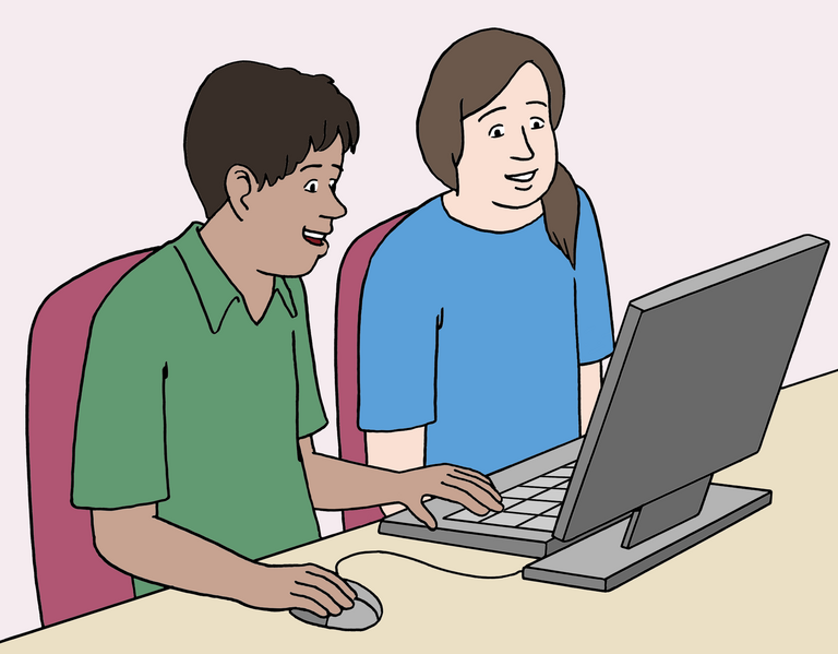 Zwei Personen sitzen vor dem Laptop