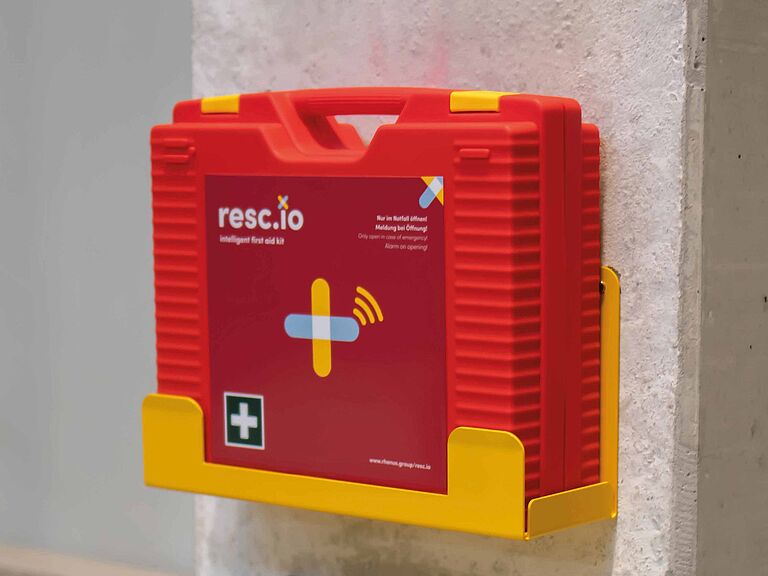 Der Erste-Hilfe-Koffer „resc.io“ in der Halterung.