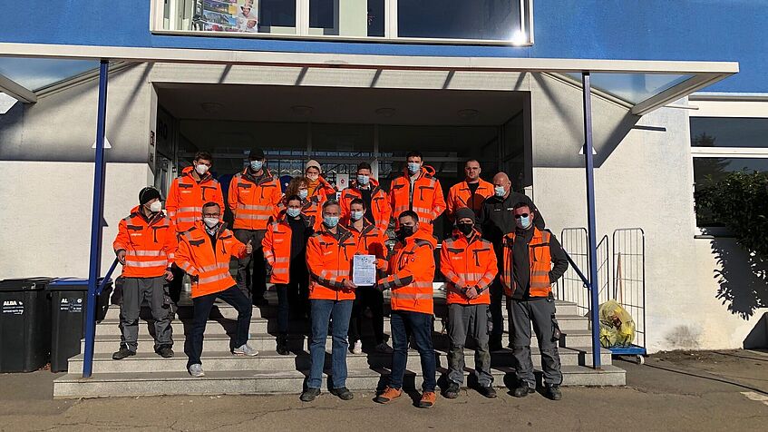 Urkundenübergabe in Eningen: Heiko Reiff (Depotleiter) und Dominik Jungmann (OPS Auditor) mit Team