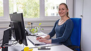 Eine Kollegin der Regionaldirektion in Bonn an ihrem Arbeitsplatz
