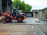 Radlader mit Transpondersystem reagiert auf Personen im Heckbereich