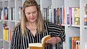 Eine Kollegin der Regionaldirektion in Mainz in der Bücher-Tauschbörse