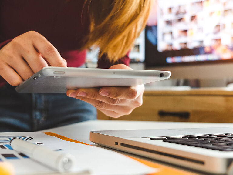 Eine Frau tippt auf dem Tablet