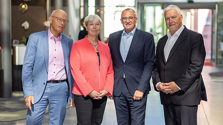 Neu gewählt, von links: Hans-Peter-Flinks und Silke Meyer-Seidler (Vorsitzende der Vertreterversammlung), Roland Kraemer und Manfred Wirsch (Vorstandsvorsitzende)