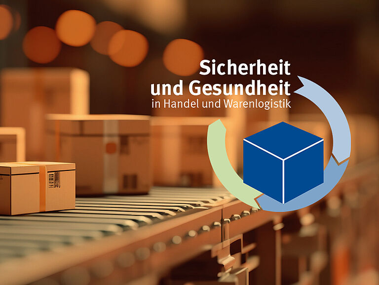 In einem Lagen liegen auf einem Rollband Paket. Es wird das Logo der Fachtagung 2024 der BGHW gezeigt.
