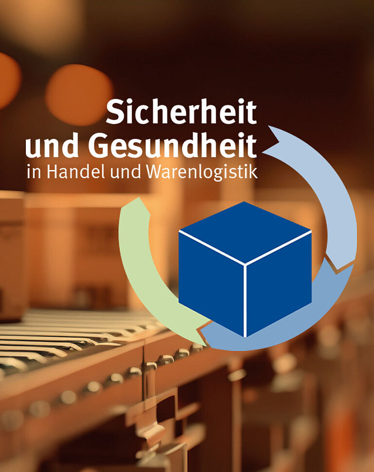 In einem Lagen liegen auf einem Rollband Paket. Es wird das Logo der Fachtagung 2024 der BGHW gezeigt.