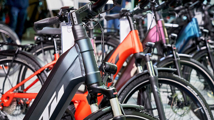 Eine Reihe von abgestellten Pedelecs der Firma KTM.