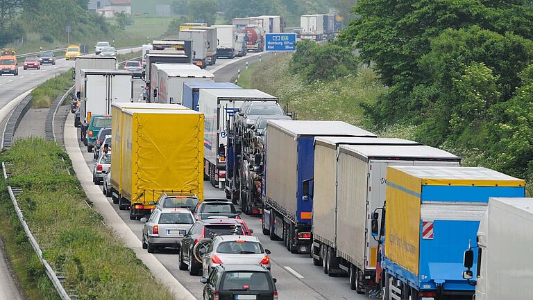 Auf einer Autobahn stauen sich LKW auf der rechten Fahrbahn.