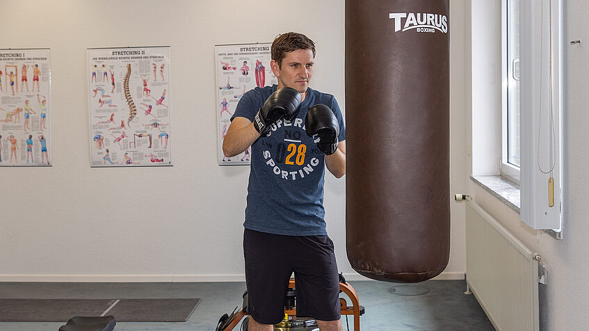 Ein Kollege der Regionaldirektion in Hamburg am Boxsack im Sportraum