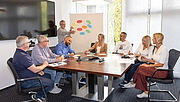 Ein Team-Meeting in einem Sitzungsraum der Direktion Bonn