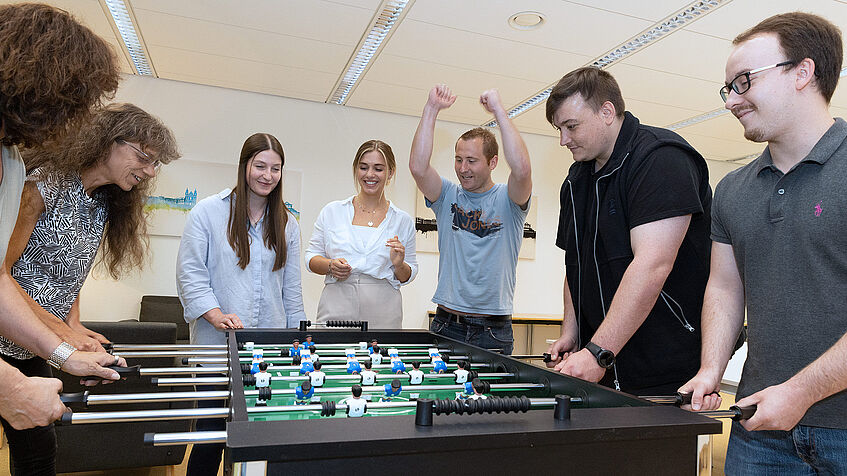 Ein Team der Regionaldirektion in Mannheim spielt eine Runde Tischkicker