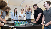 Ein Team der Regionaldirektion in Mannheim spielt eine Runde Tischkicker