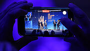 Nahaufnahme auf einen Smartphone-Screen im Kameramodus. Fotomotiv ist die Bühne der Preisverleihung der Goldenen Hand.