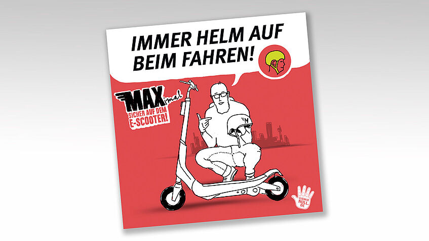 Ein E-Scooterfahrer kniet vor seinem E-Scooter und zeigt auf seinen Helm, den er in der Hand hat, dazu der Tipp: Immer Helm auf beim Fahren!