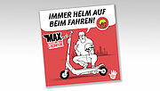 Ein E-Scooterfahrer kniet vor seinem E-Scooter und zeigt auf seinen Helm, den er in der Hand hat, dazu der Tipp: Immer Helm auf beim Fahren!