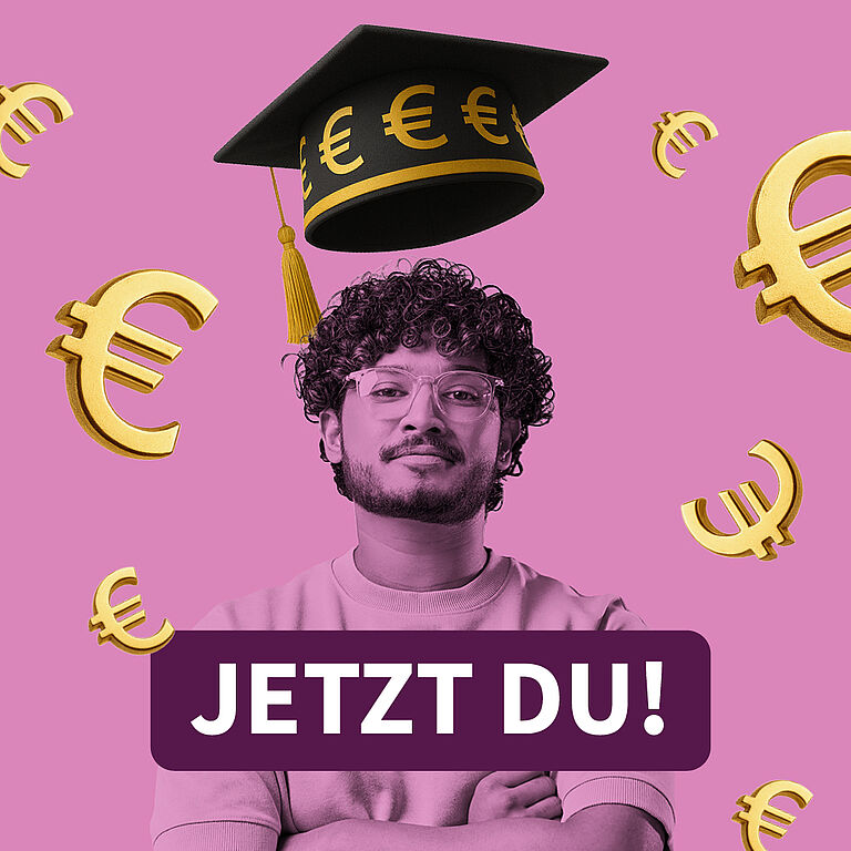 Junger Mann guckt in die Kamera, über ihm schwebt ein Doktorhut mit Euro-Zeichen 