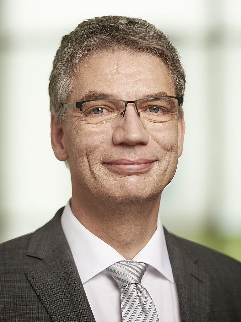 Portraitfoto von Professor Dr. Dirk Windemuth