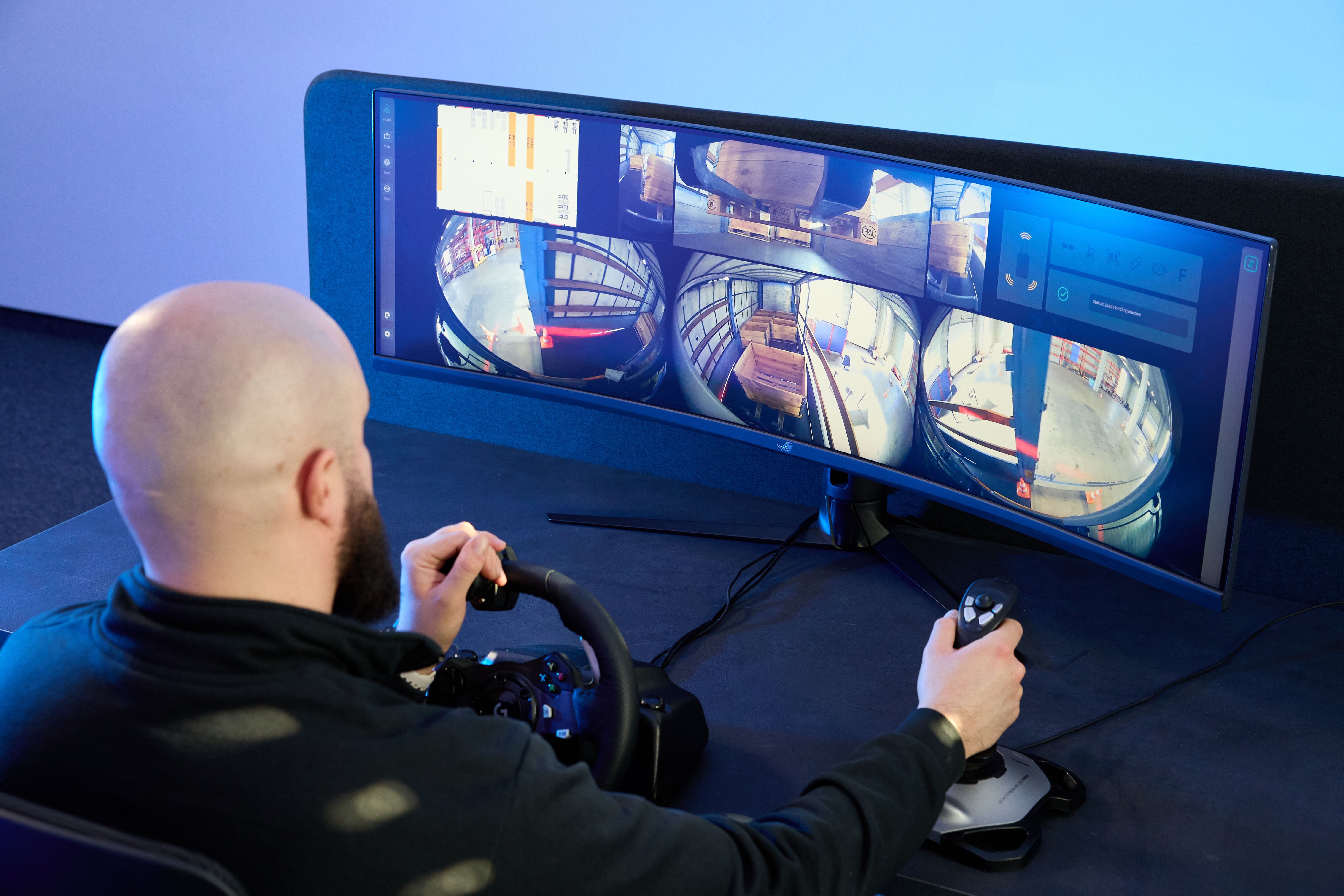 Das Bild zeigt Nik Schmidt, Mitgründer von Enabl, zeigt, der einen Gabelstapler aus der Ferne steuert.